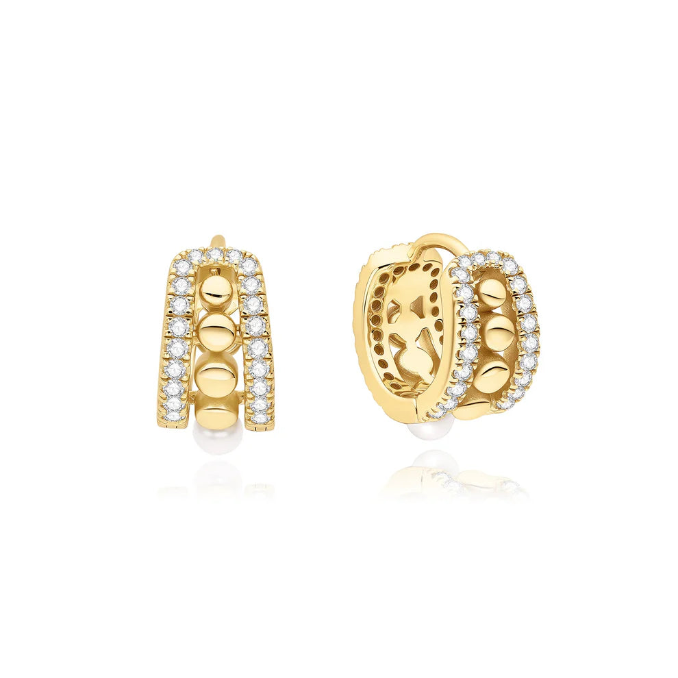 Pendientes de aro pequeños con perlas y conchas brillantes