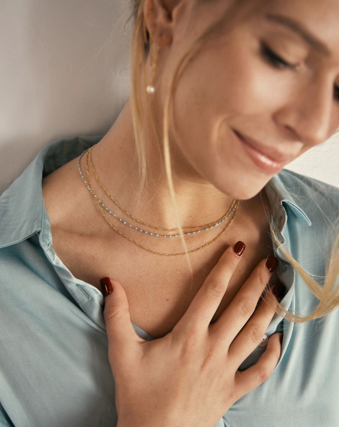 Collar de plata bañada en oro amarillo y esmalte azul