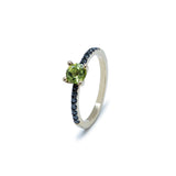 Anell Rosich or blanc peridot i diamants negres